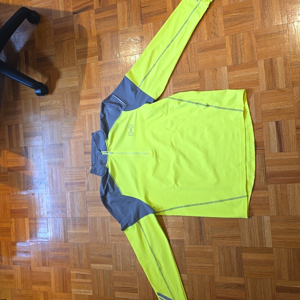 Under Armoir Zip Up. SIZE Medium